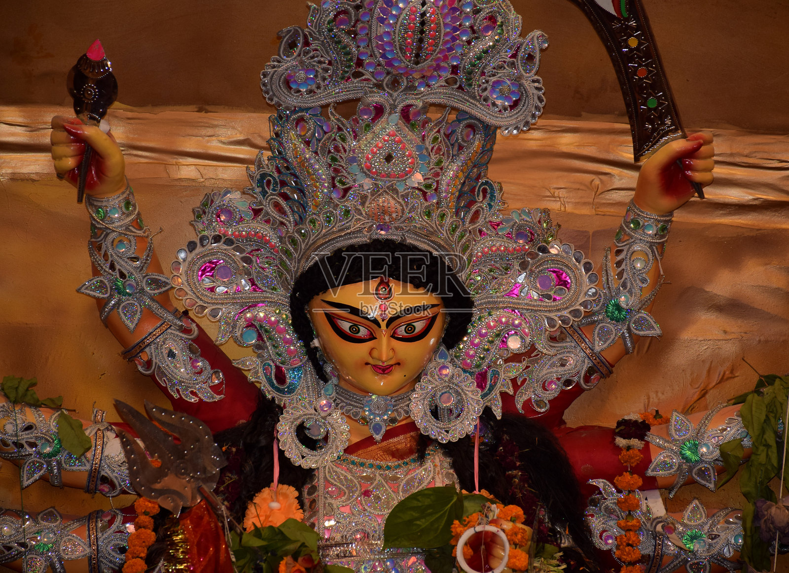 女神杜尔迦偶像前角拍摄在杜尔迦普加节熊猫。杜尔迦普迦是印度教最大的宗教节日照片摄影图片