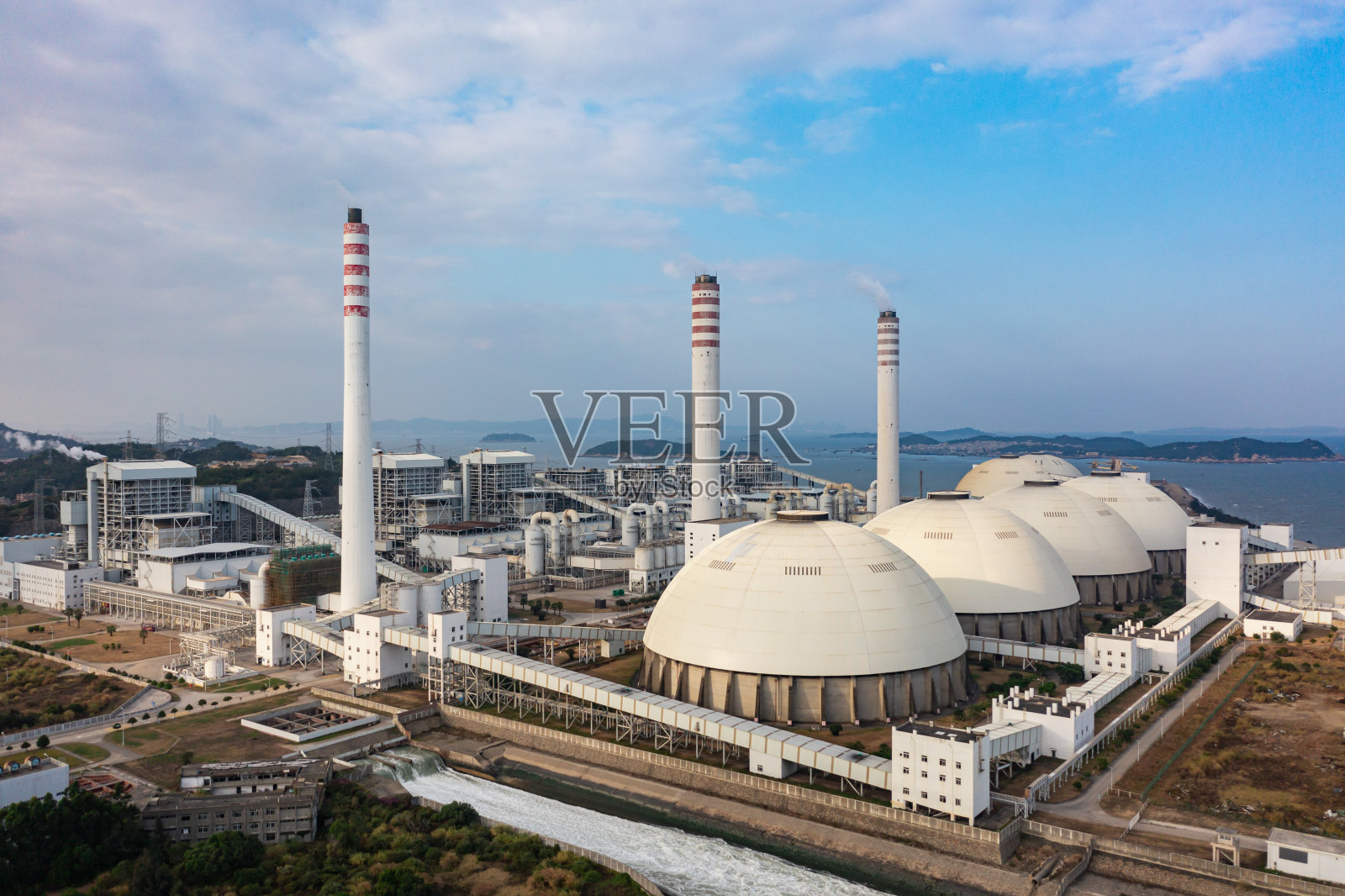 蓝天白云下的火电厂照片摄影图片