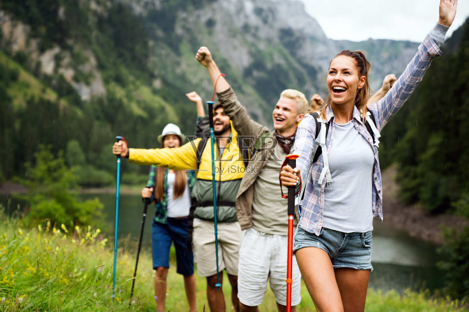 一群朋友在山里徒步露营照片摄影图片