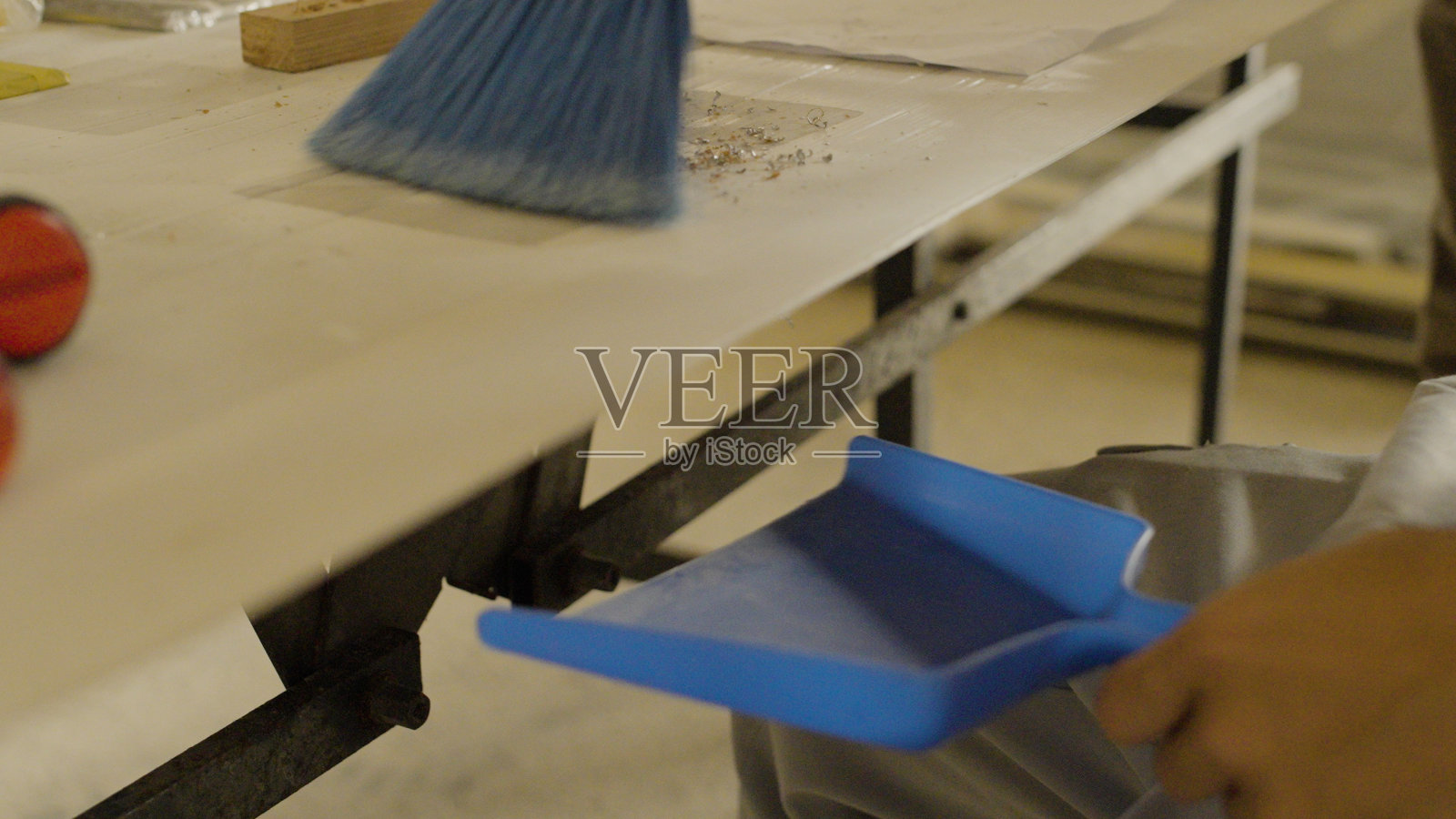 把废金属扔掉。照片摄影图片