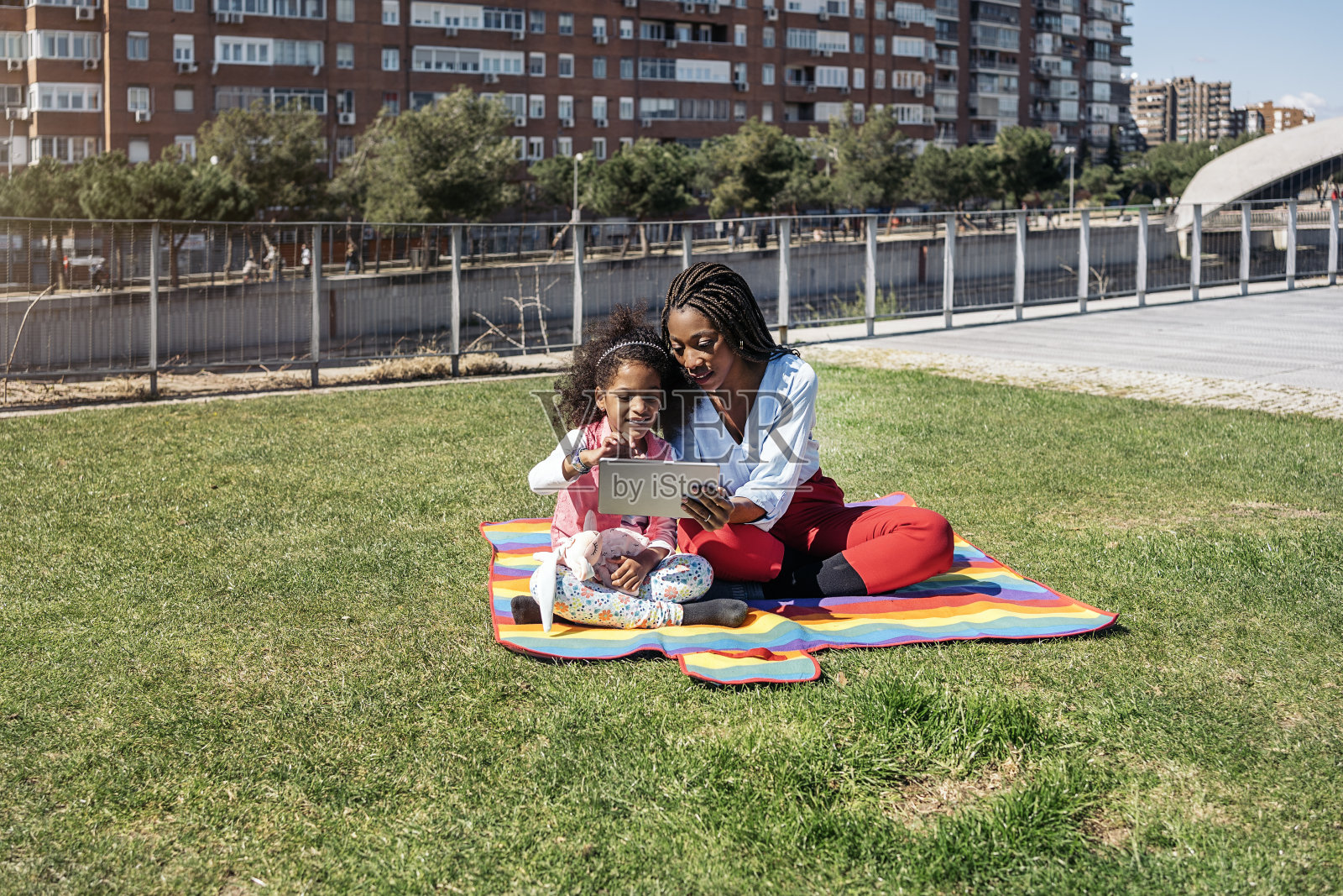 非洲裔妇女和女儿使用平板电脑照片摄影图片