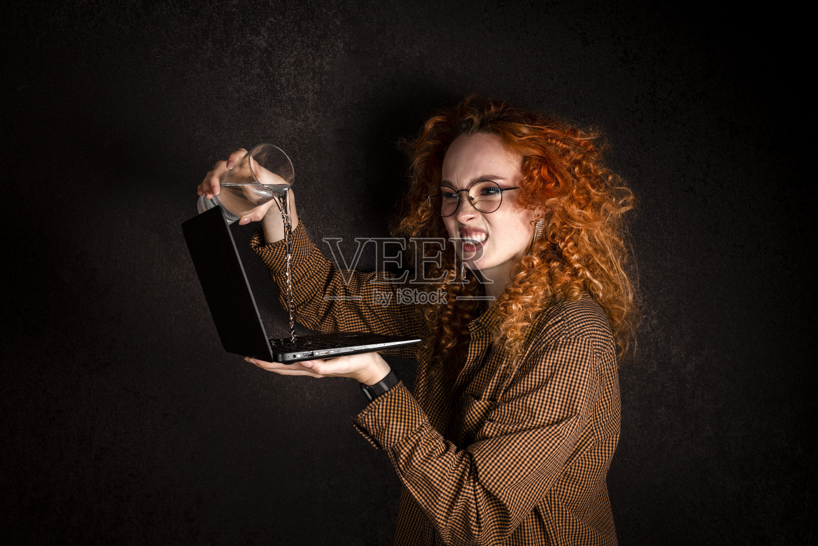 愤怒的女人照片摄影图片