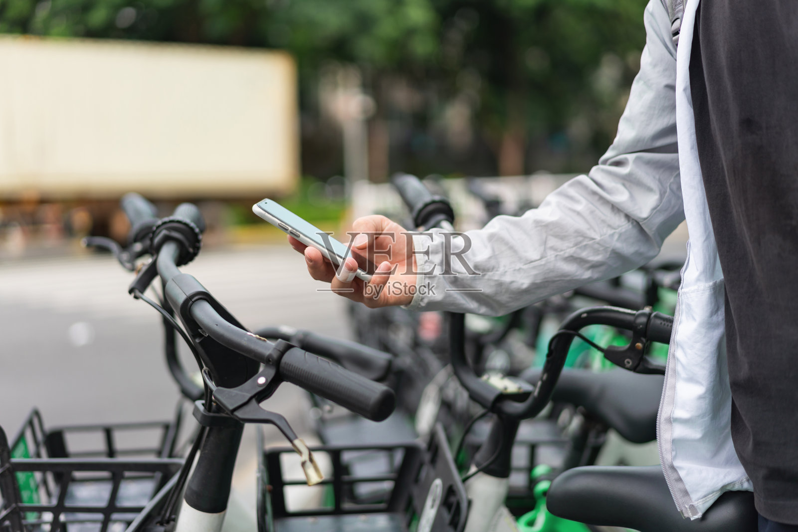 一名男子正在用手机扫描支付共享单车费用照片摄影图片