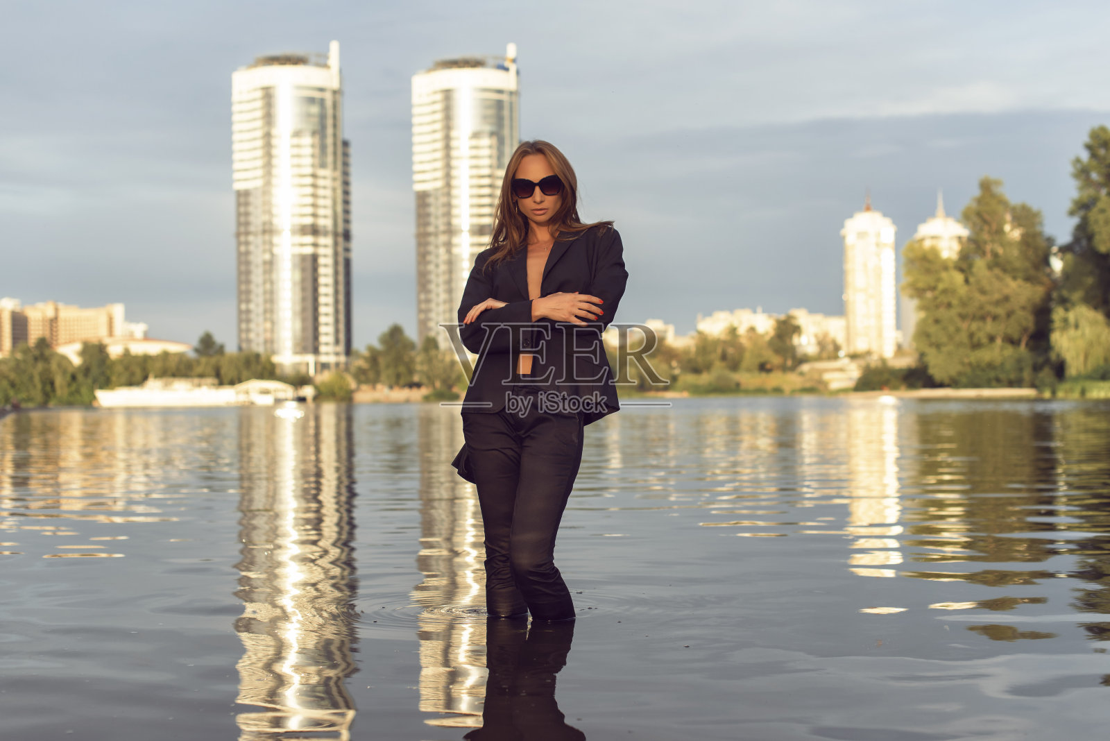 海边城市里一个晒得黝黑的女人照片摄影图片