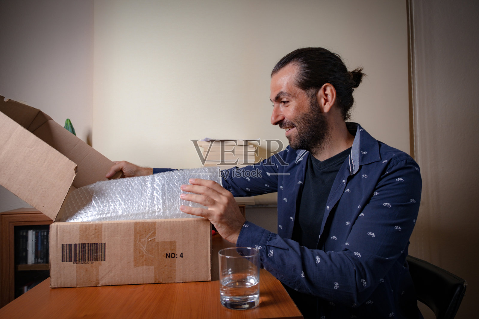 用积极、积极的情绪塑造打开货物包装的形象照片摄影图片