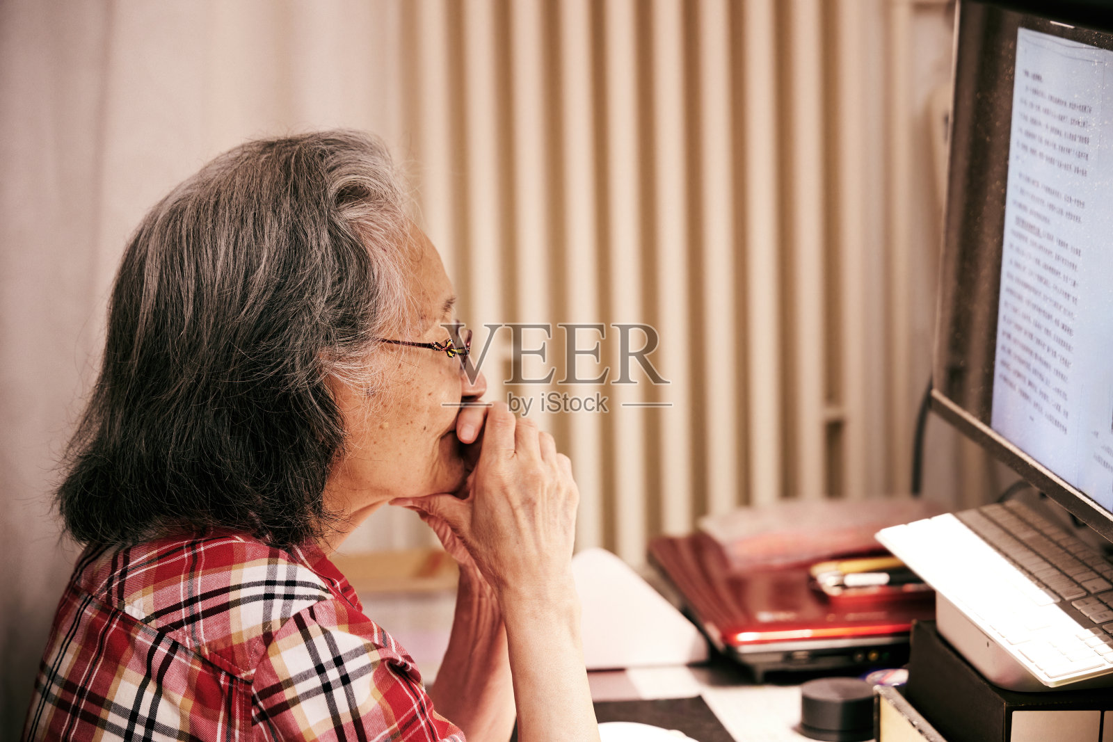 亚洲老年女性在线学习照片摄影图片