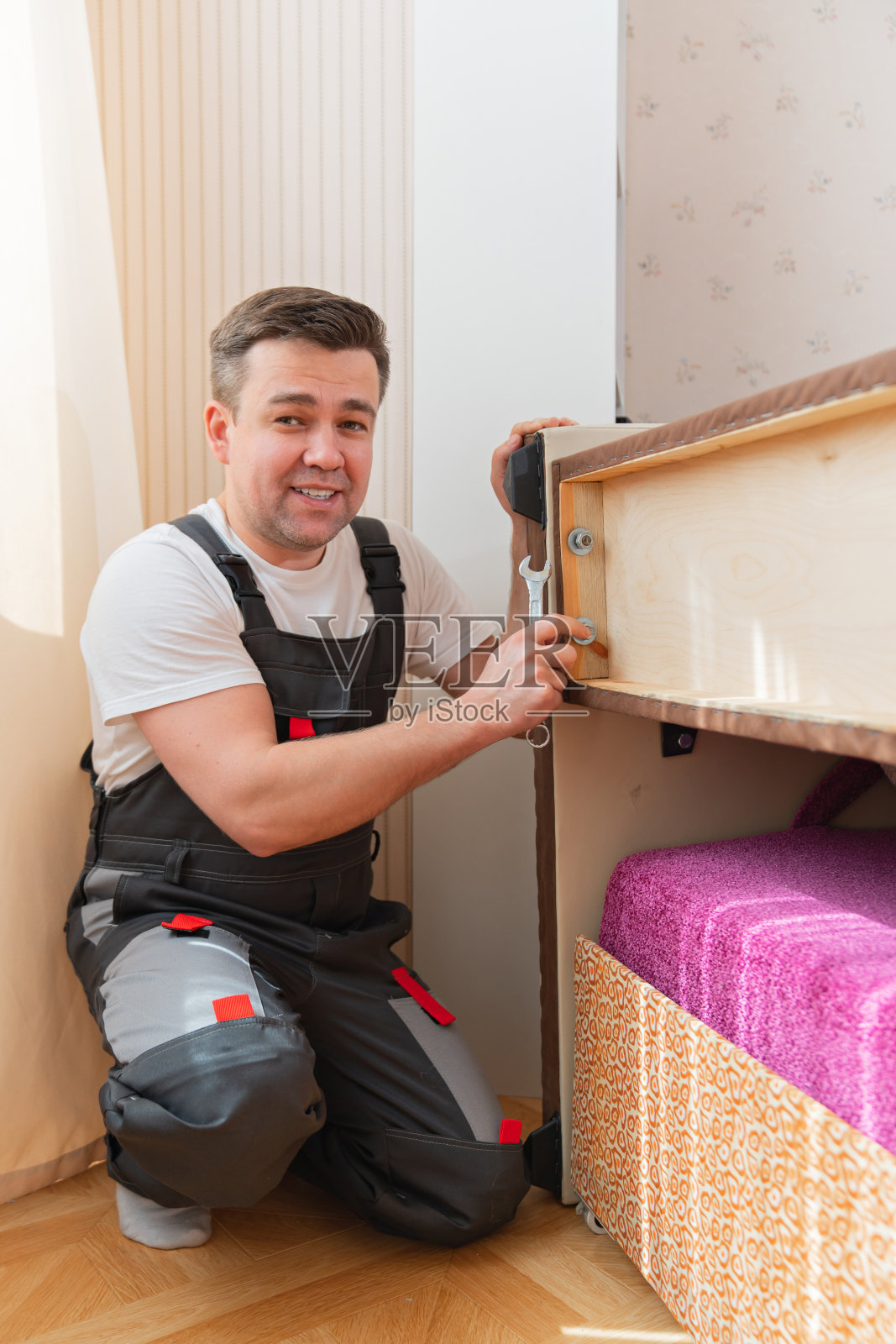 一个人组装家具。木匠和杂工服务照片摄影图片