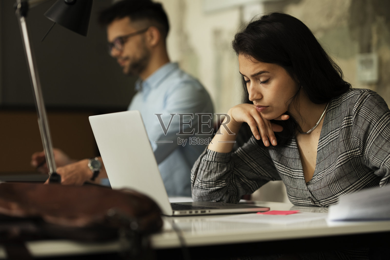 在这个项目上工作的商人和女商人。照片摄影图片