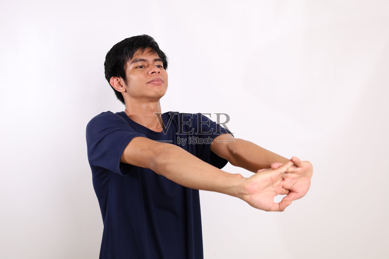 画像年轻的亚洲人站在一边伸展。孤立在白色背景中照片摄影图片