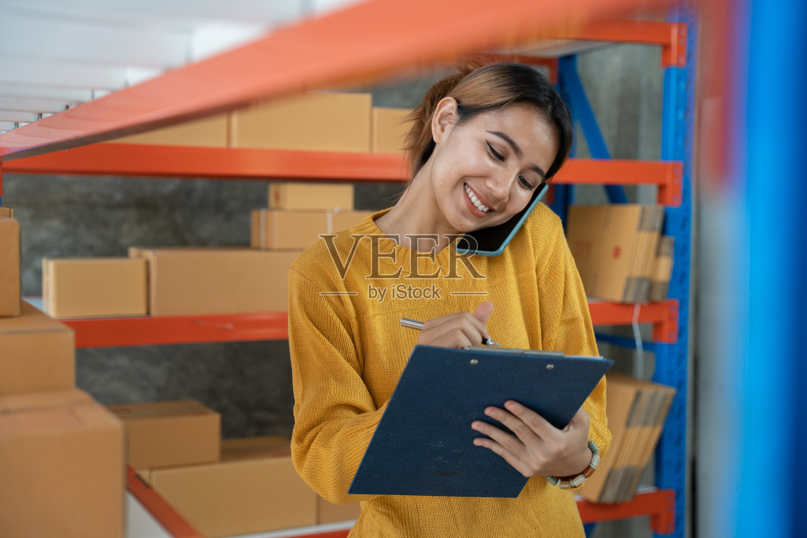 中小企业老板女企业家检查网上订单准备打包装箱，卖给客户，中小企业在网上创业的想法。照片摄影图片