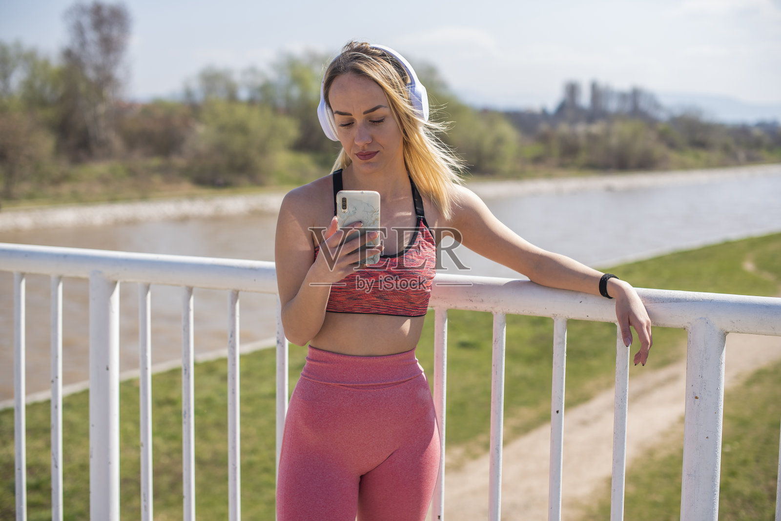 女孩在户外做健身训练照片摄影图片