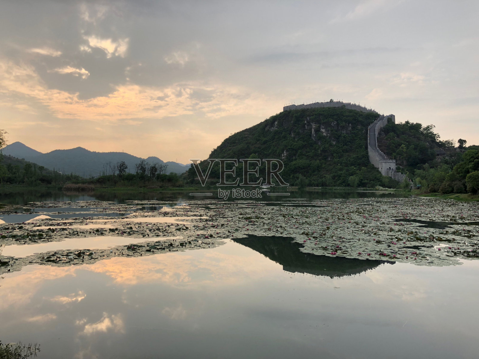 迷人的景色，金色的日落在山上与反射照片摄影图片