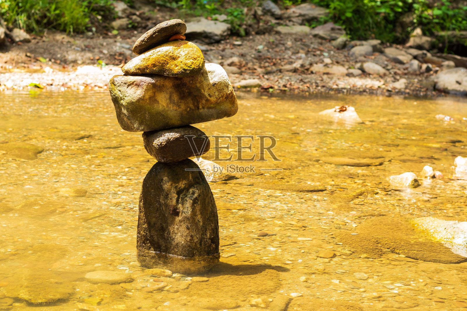 脏水中平衡的岩石的特写镜头照片摄影图片