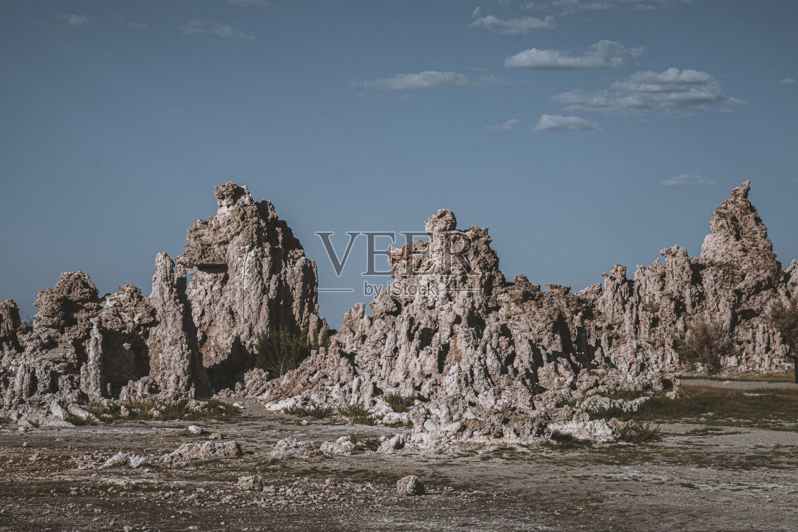 蓝天下莫诺湖土壤岩石的垂直视图，晴天照片摄影图片