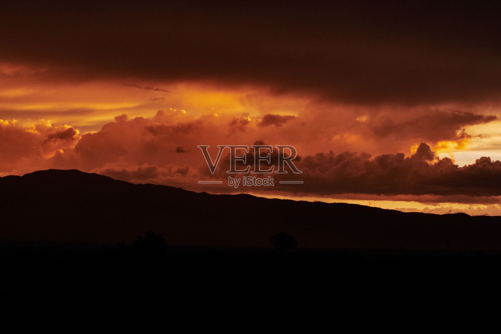 美丽的日落与橙色的云景。照片摄影图片