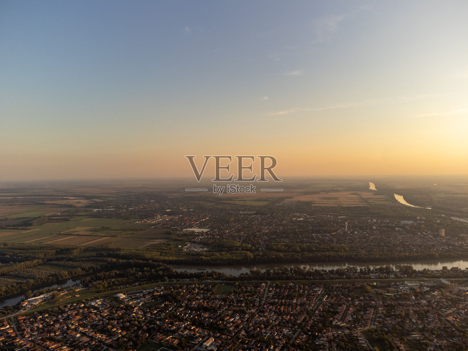 落日时分的空中拍摄的伍斯特城市景观，背景是蓝紫色的天空照片摄影图片