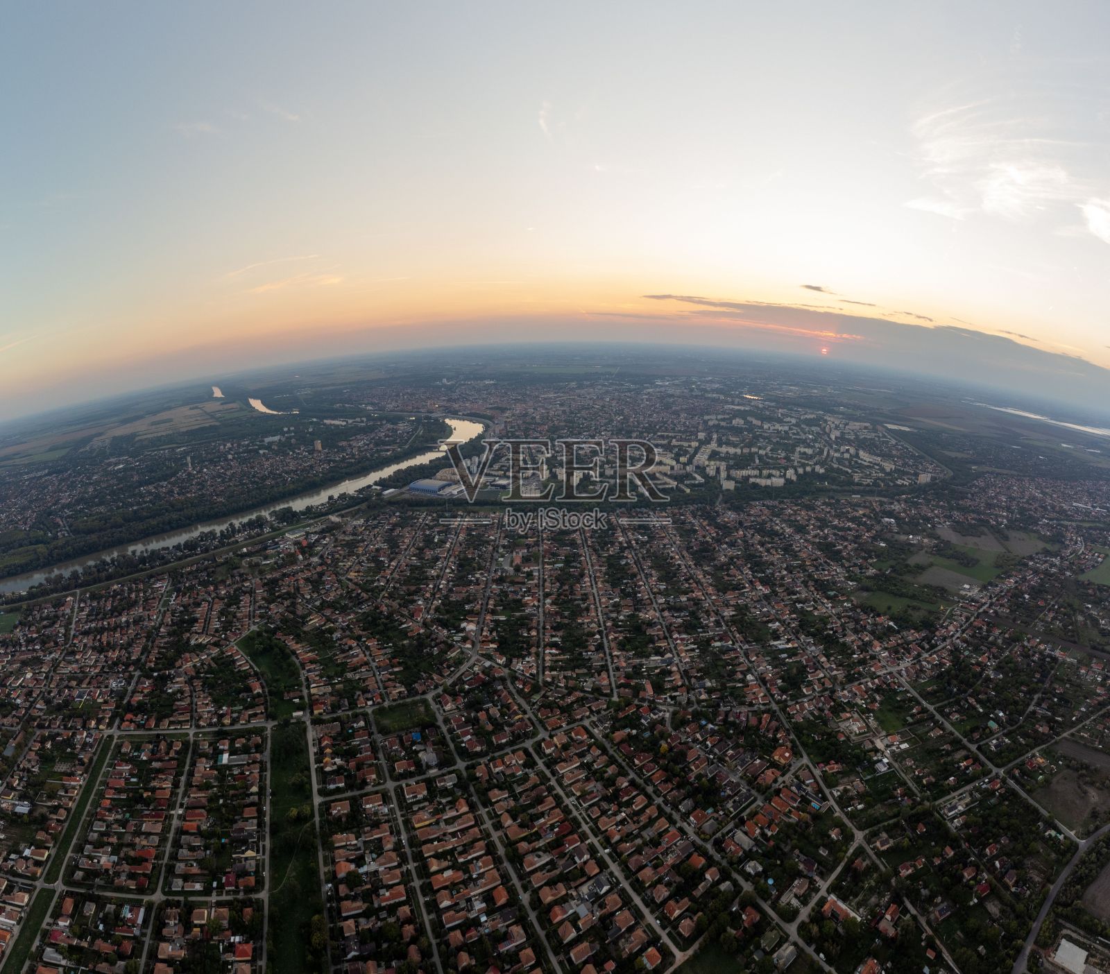 伍斯特城市景观的广角拍摄在日落，蓝紫色的天空为背景照片摄影图片