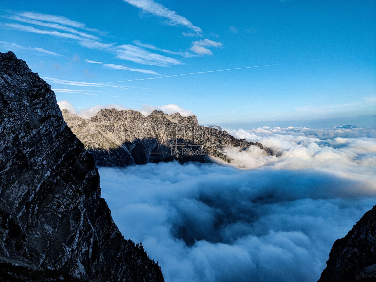 白天美丽的山和云的景色照片摄影图片