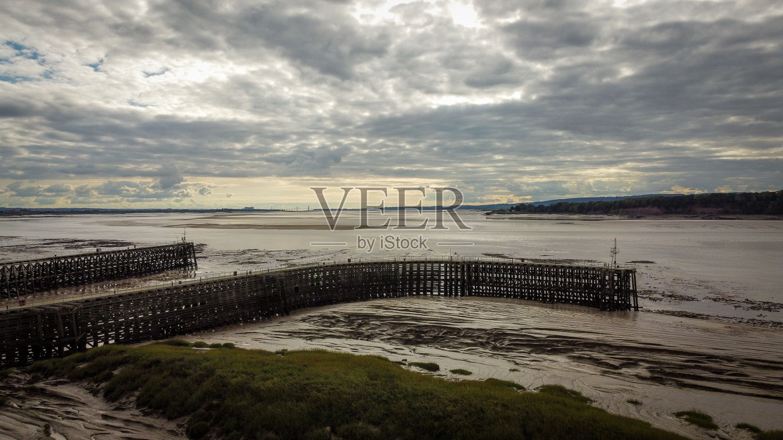 多云天空下，英国格洛斯特郡伯克利码头的码头入口照片摄影图片