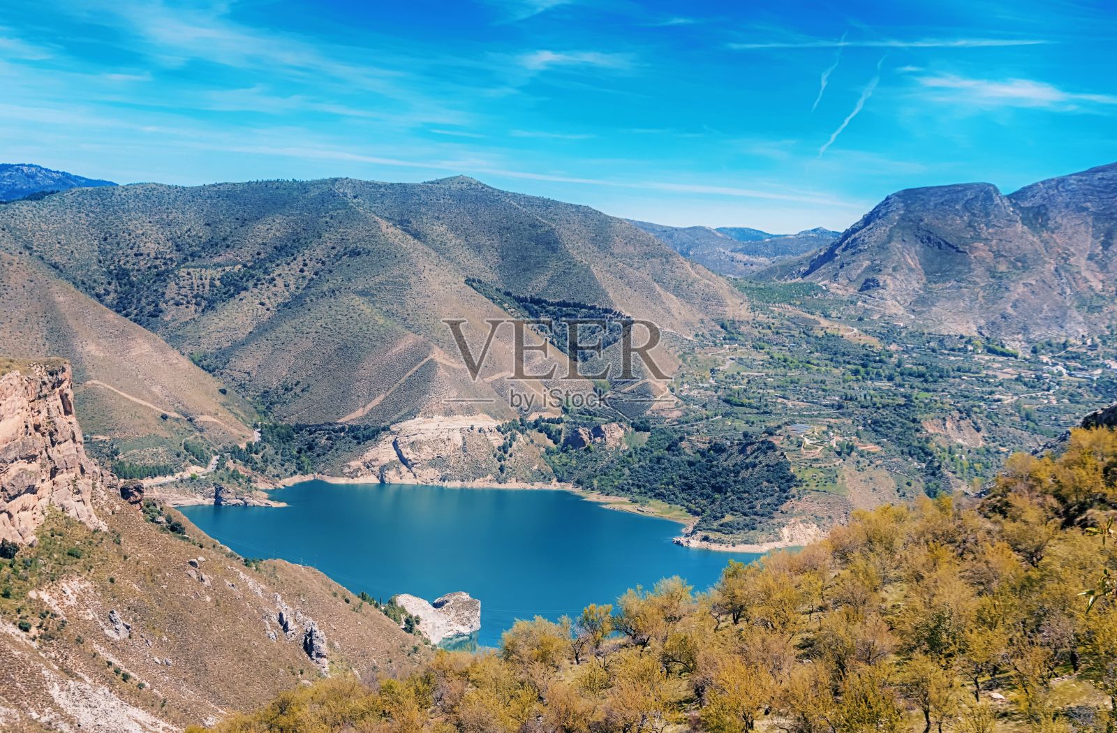 西班牙内华达山脉环绕的蓝色湖泊鸟瞰图照片摄影图片
