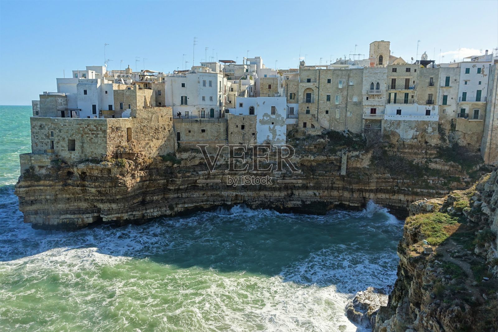 悬崖边的老砖房照片摄影图片