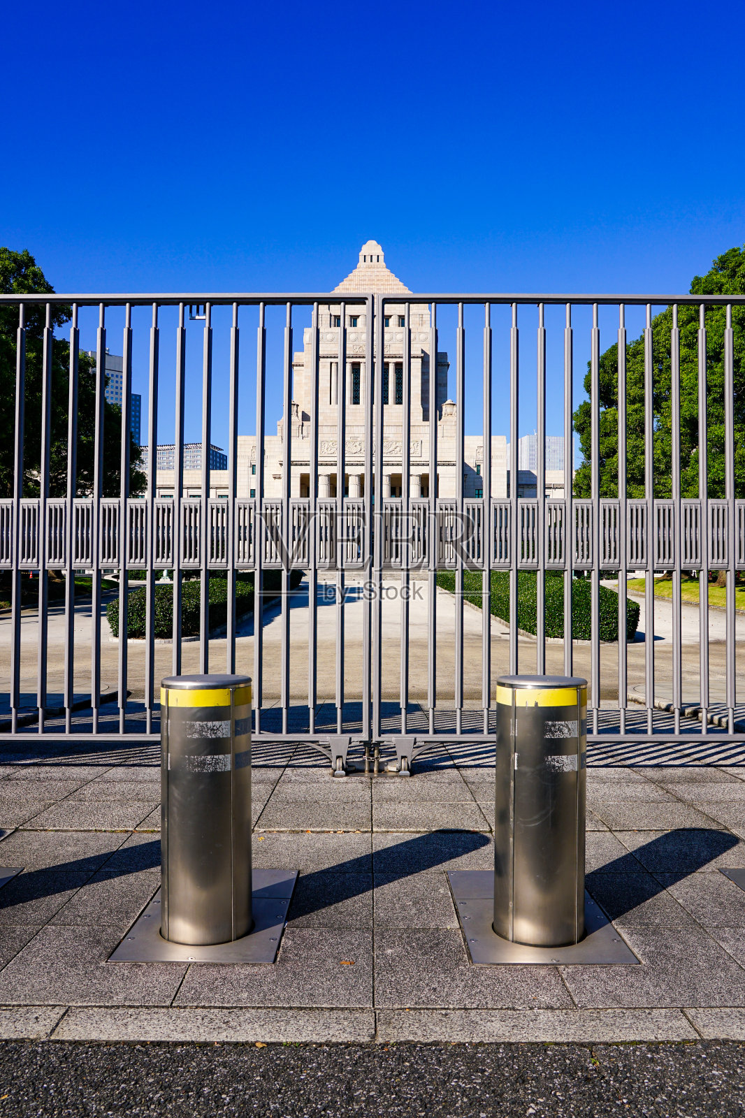 议会大厦在一个宁静的早晨，阳光明媚的秋天照片摄影图片