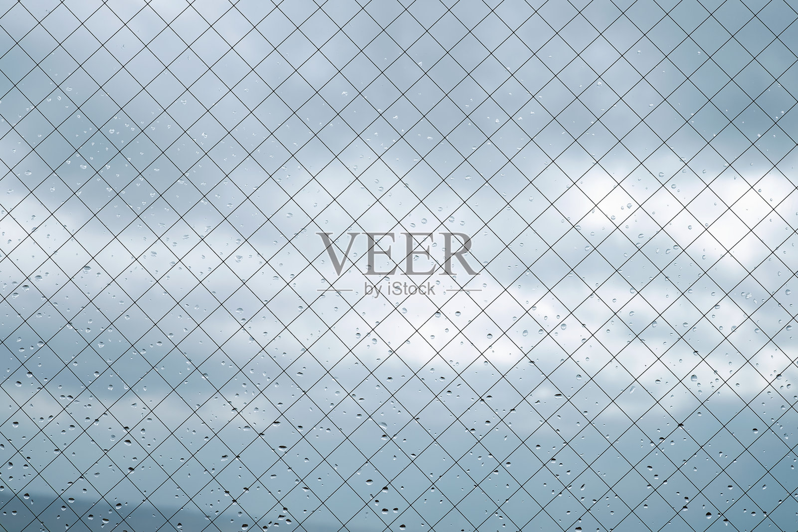 雨天的天空，窗户玻璃和水滴照片摄影图片