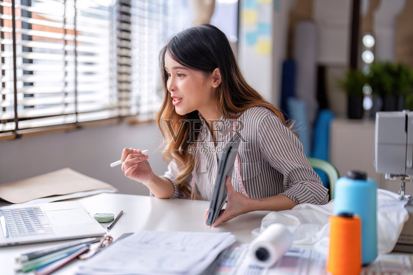 年轻专业服装时尚纺织创意思维设计师照片摄影图片