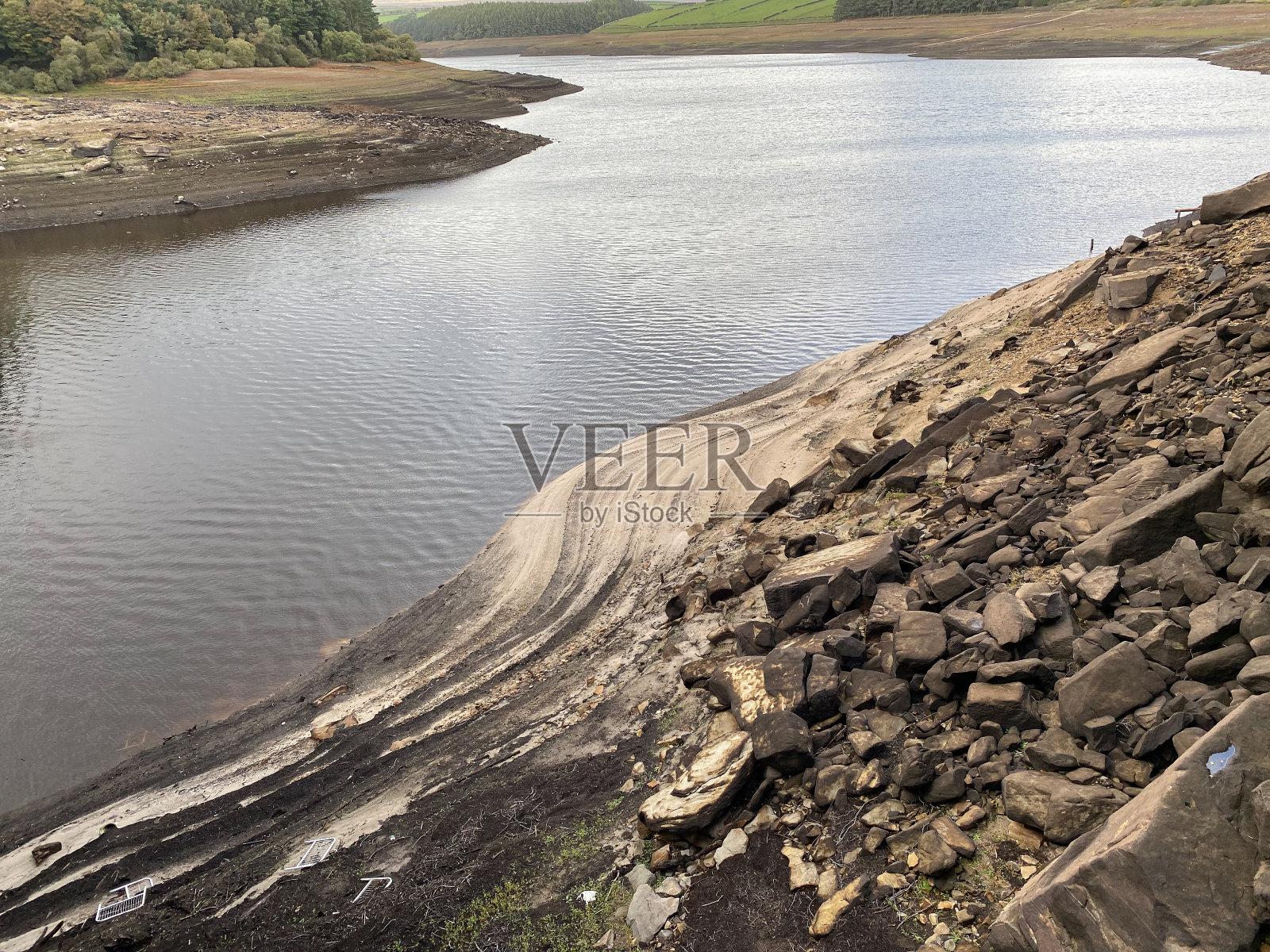 由于2022年夏季干旱，英国英格兰约克郡的淡水水库水位低照片摄影图片