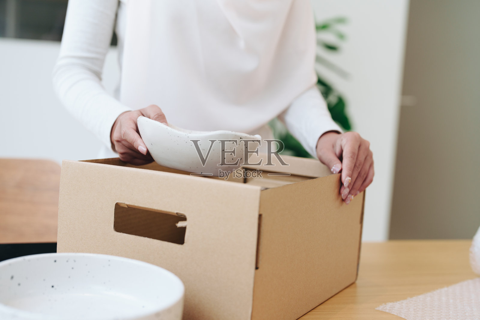 美丽的穆斯林妇女在网上销售在家里，企业主，企业中小企业的概念照片摄影图片