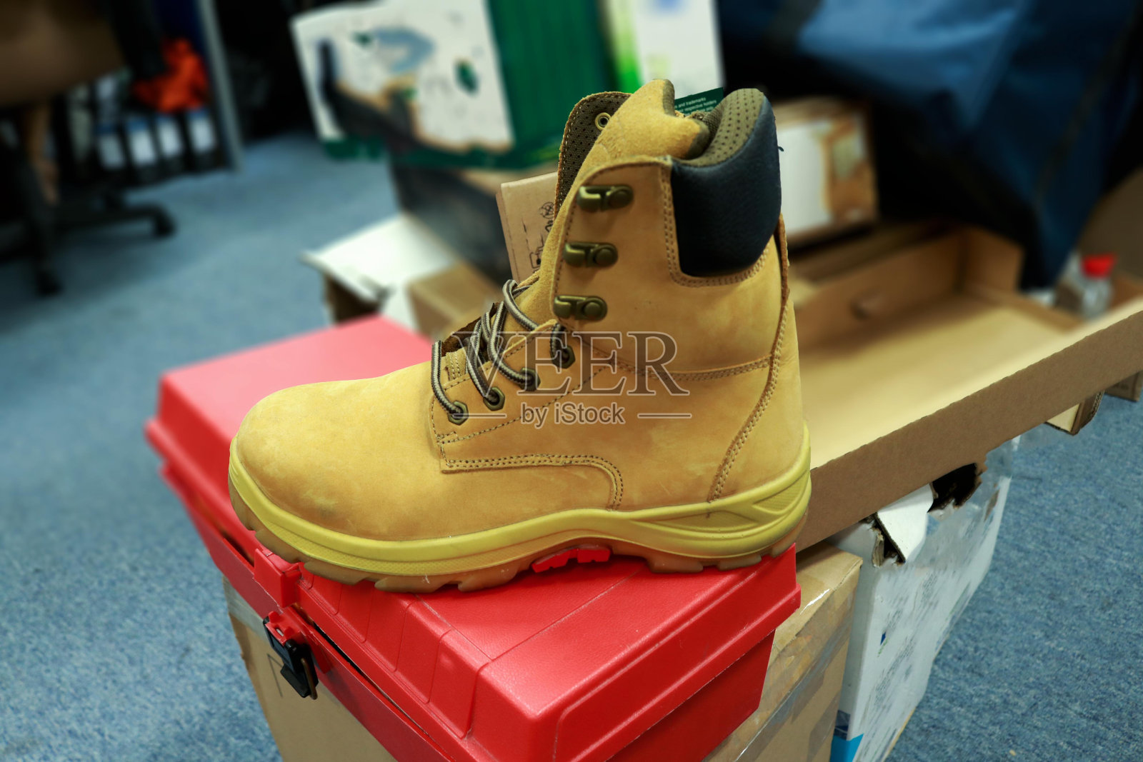 为建筑工人准备的棕色皮鞋，以保护他们的脚照片摄影图片