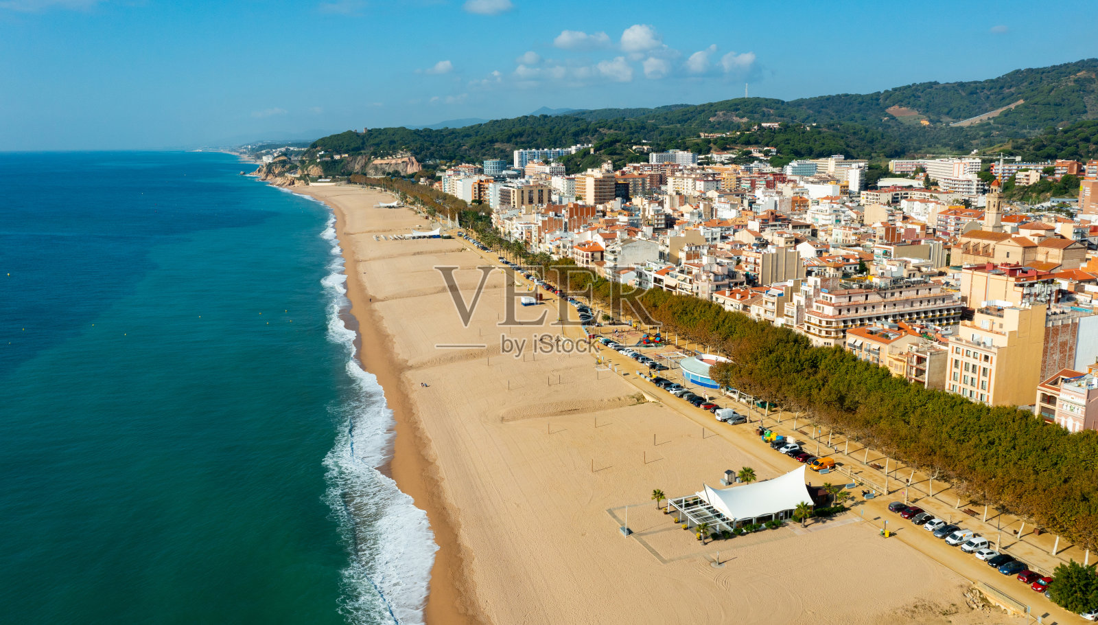 西班牙加泰罗尼亚的卡莱拉海滩鸟瞰图照片摄影图片