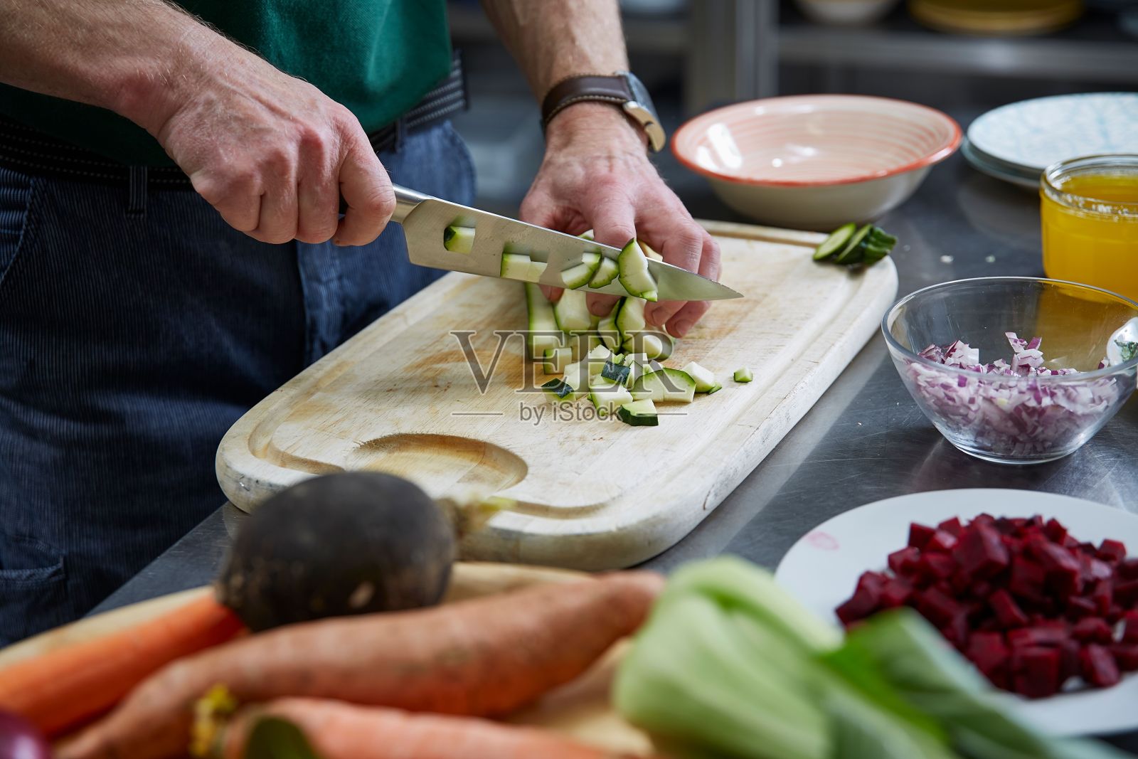 在厨师切板的背景下，不同的蔬菜在木板上的特写照片摄影图片