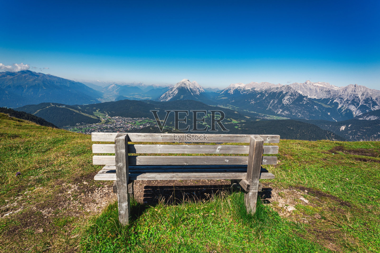 木凳俯瞰风景优美的山脉照片摄影图片