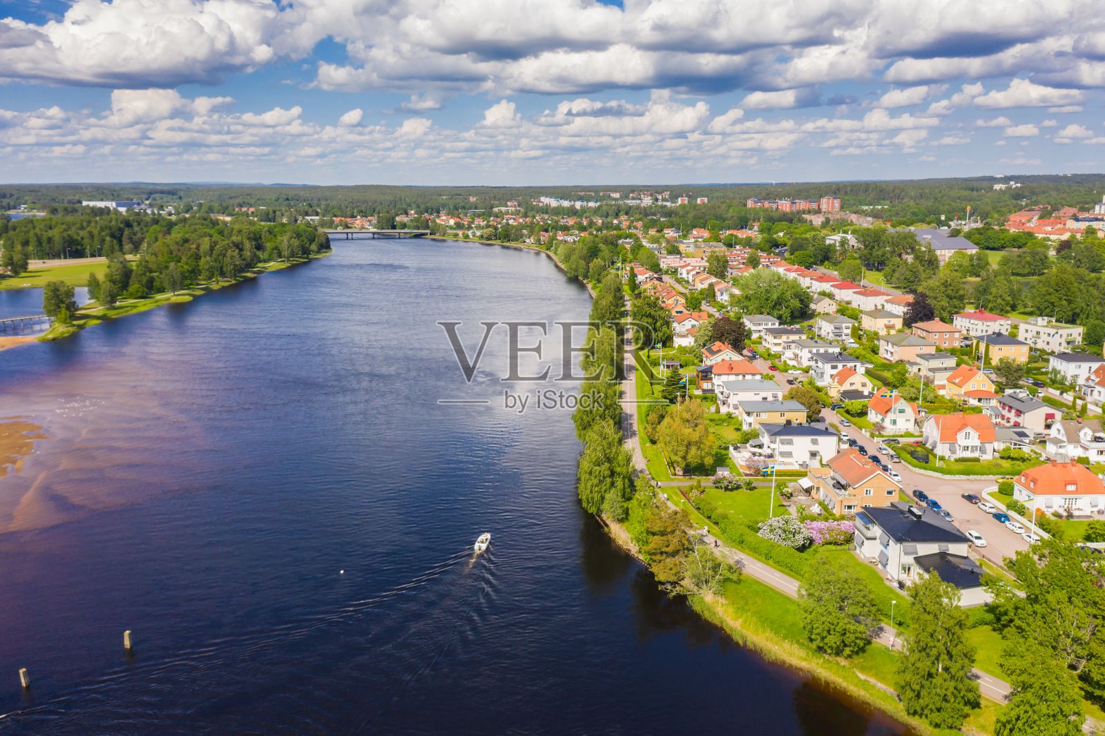 居民区之间的河流鸟瞰图照片摄影图片