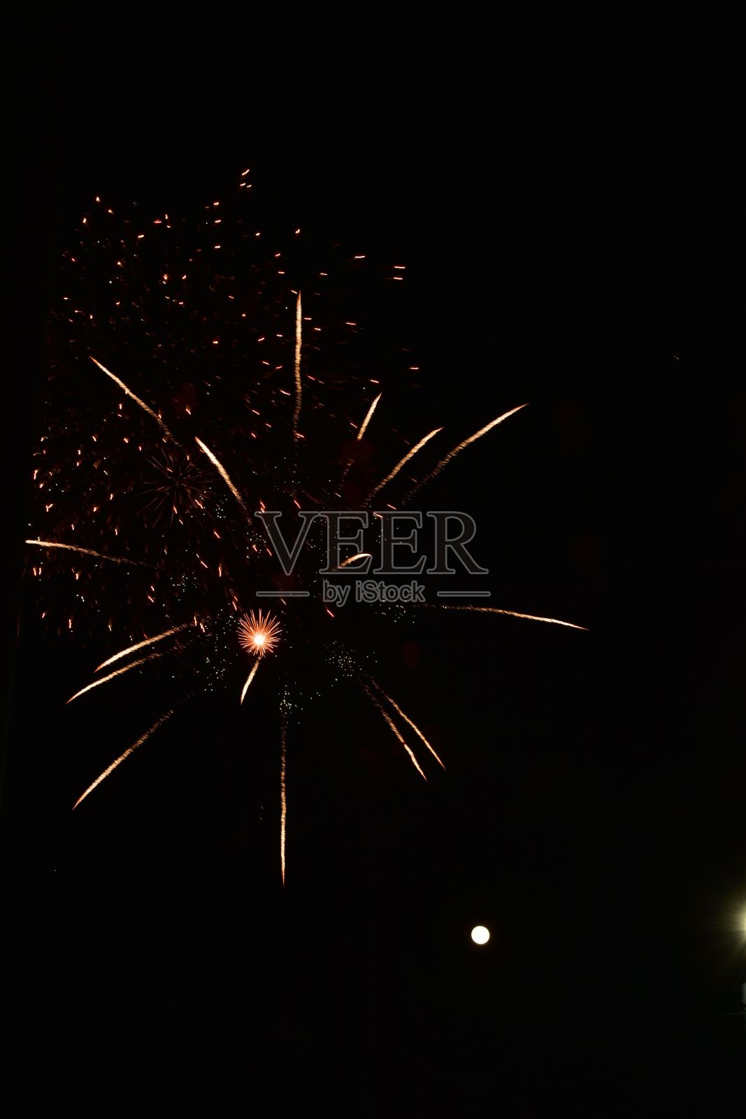 夜空中烟火的垂直镜头照片摄影图片