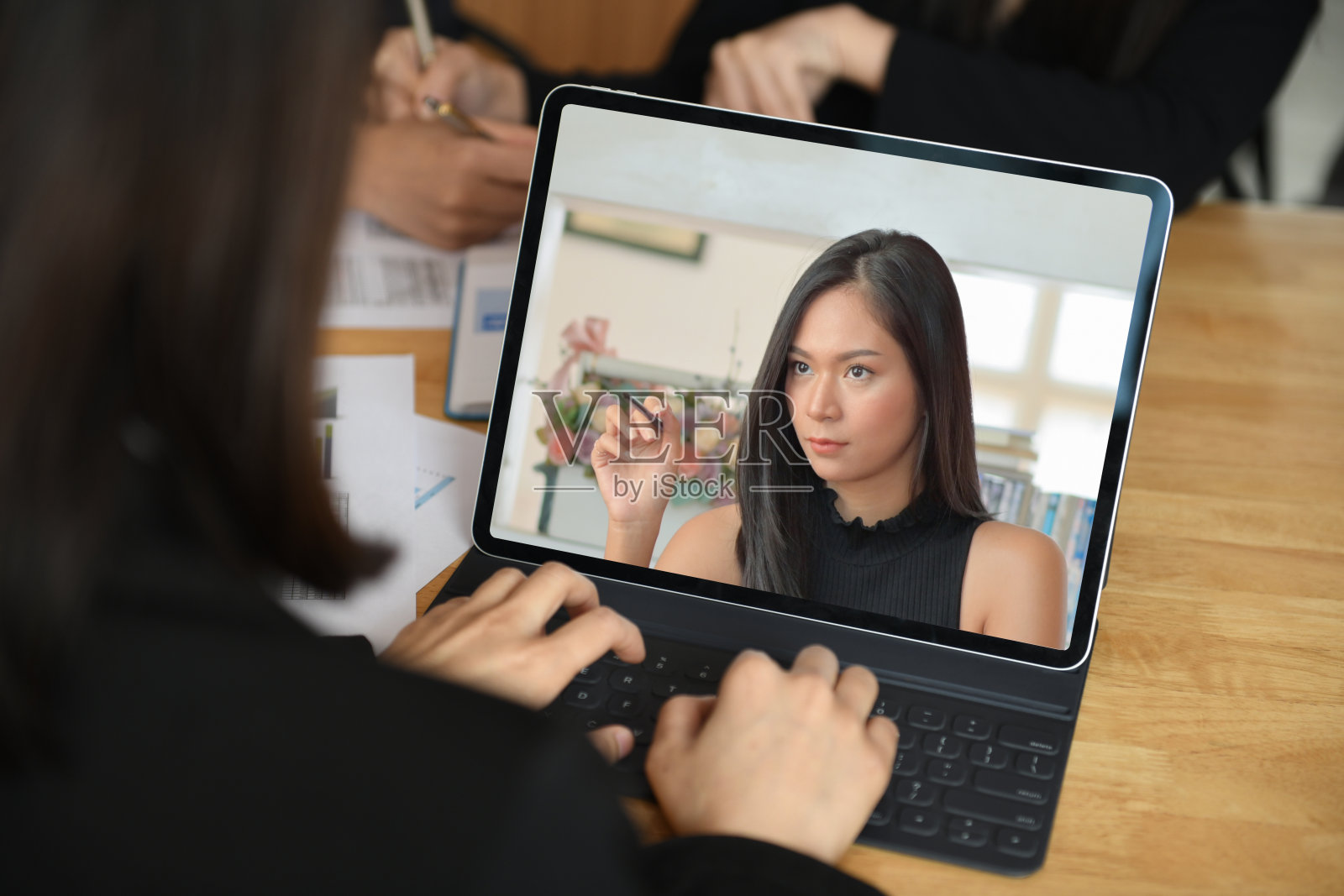 女主管指责员工开视频会议时电脑屏幕太大。照片摄影图片