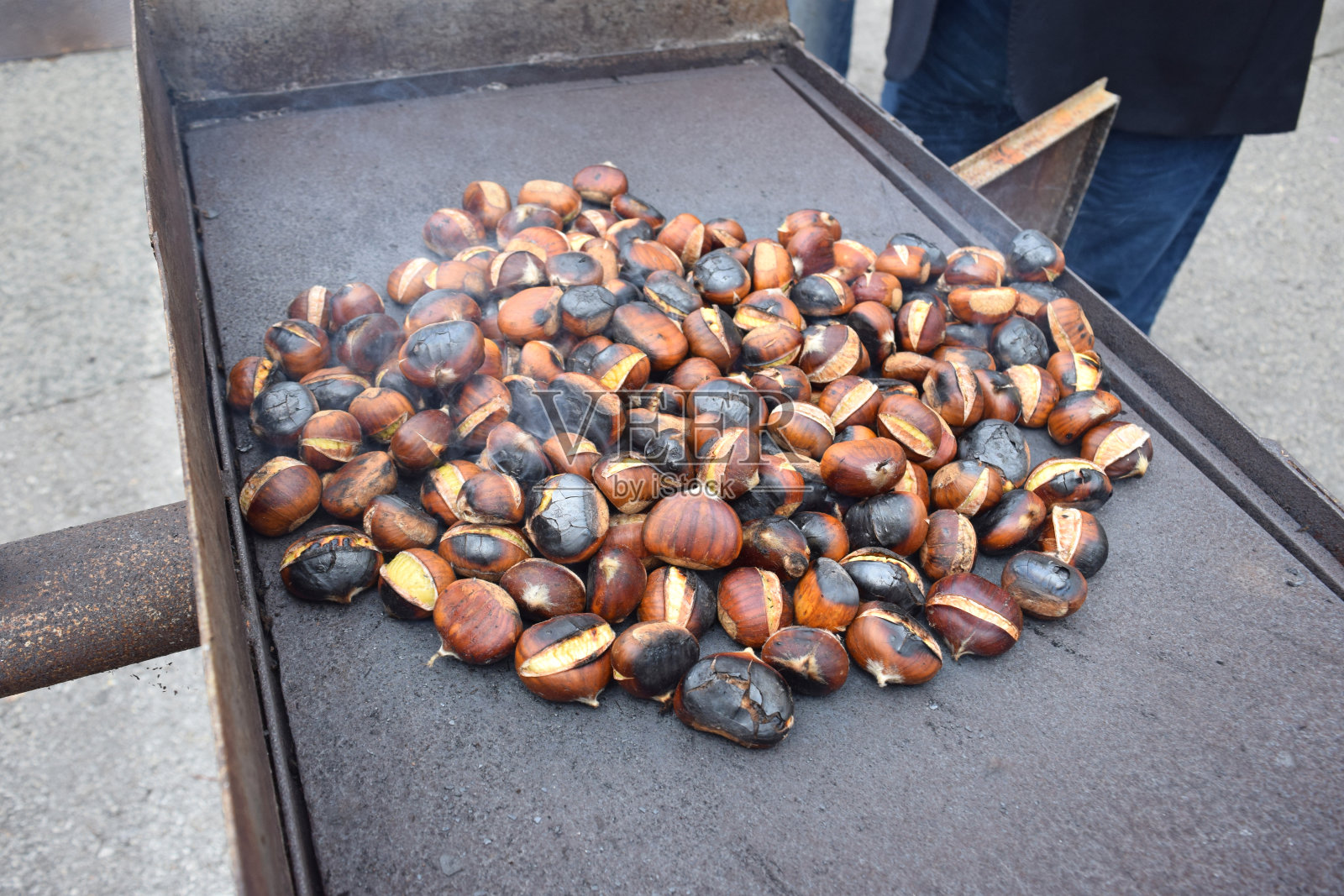 街头烤栗子的传统美食活动丸生田。甜秋栗，板栗，甜栗果照片摄影图片