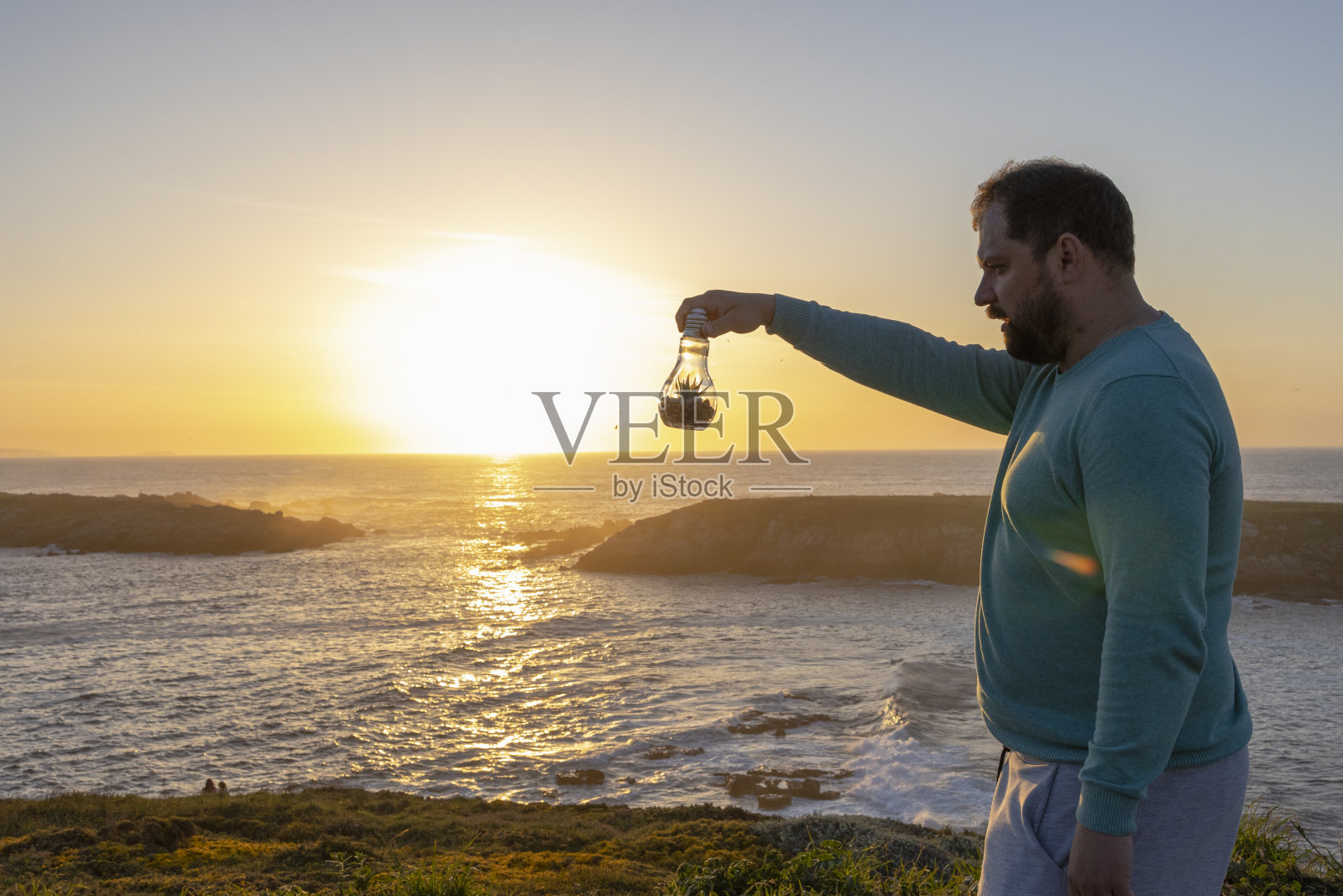 替代能源。生态。探索世界。日落时的灯泡。照片摄影图片