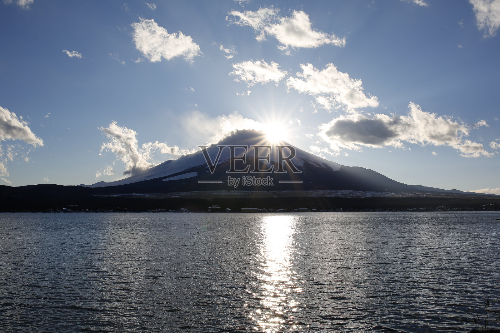 欣尝到富士山美丽背光照片摄影图片