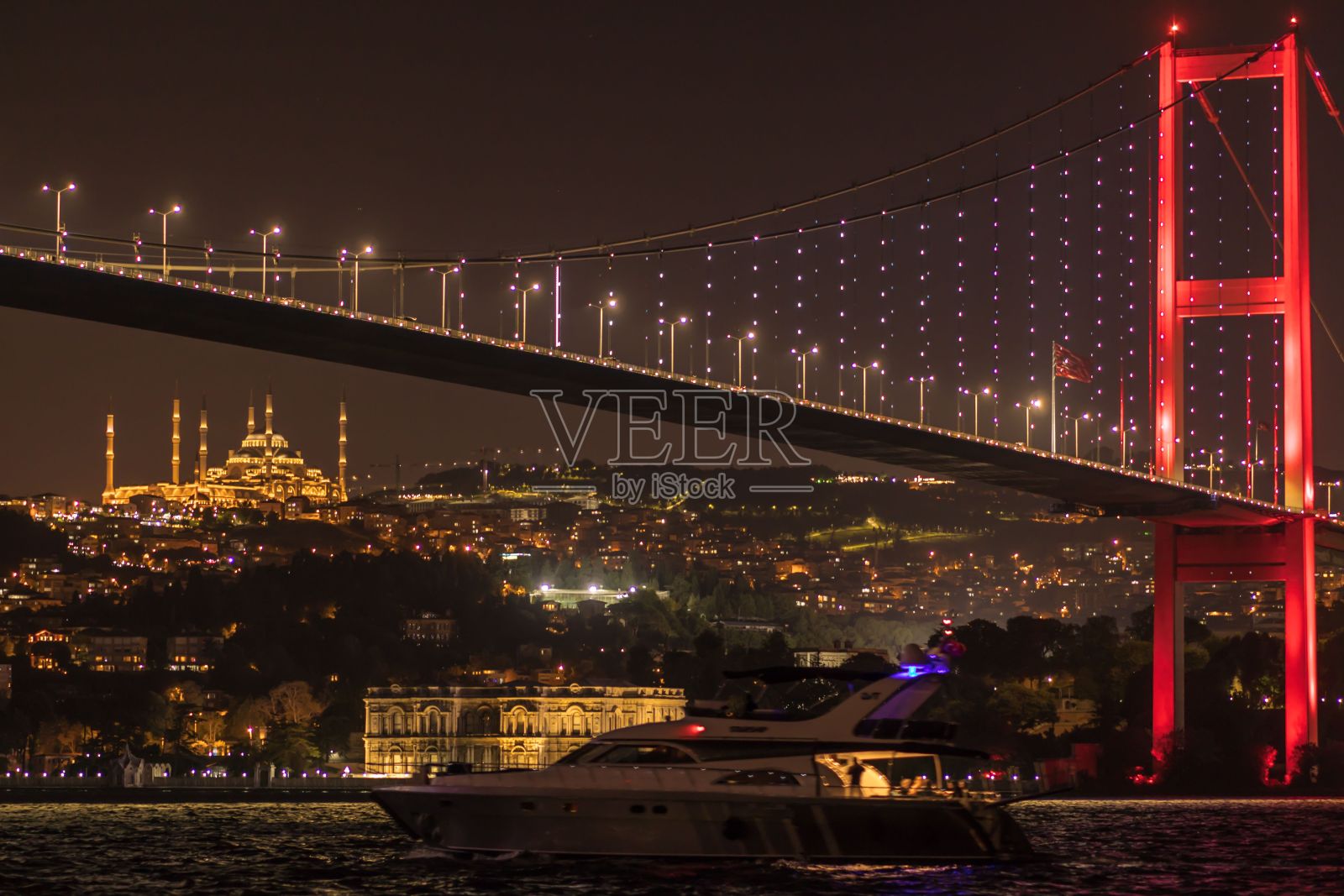 夜晚的土耳其伊斯坦布尔博斯普鲁斯大桥。照片摄影图片