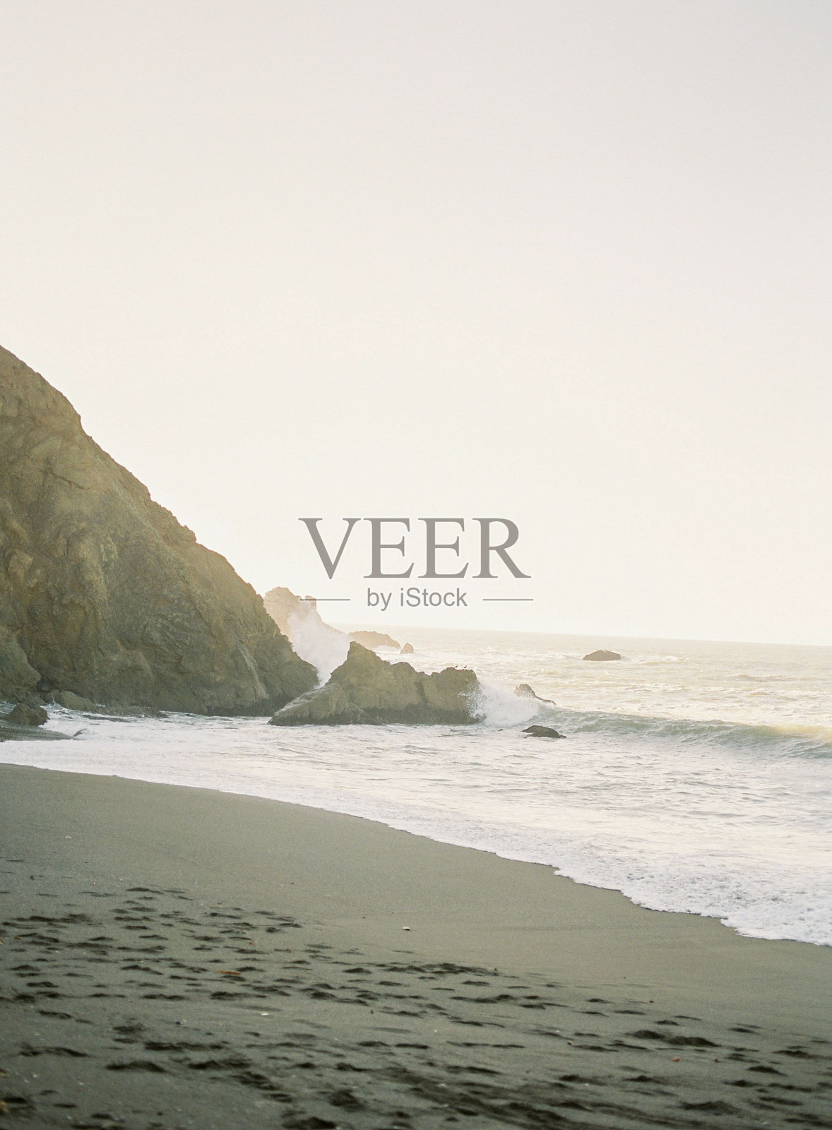 海浪冲刷沙滩的美丽照片照片摄影图片