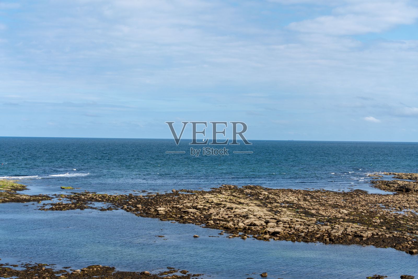 深蓝色的海洋和岩石海岸的风景拍摄照片摄影图片