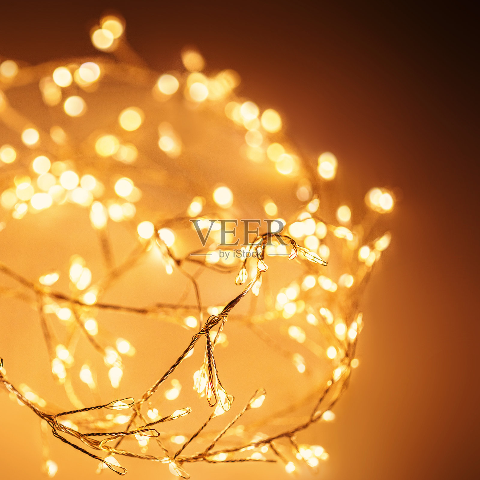 圣诞金色灯光背景。抽象闪烁明亮的散焦光照片摄影图片