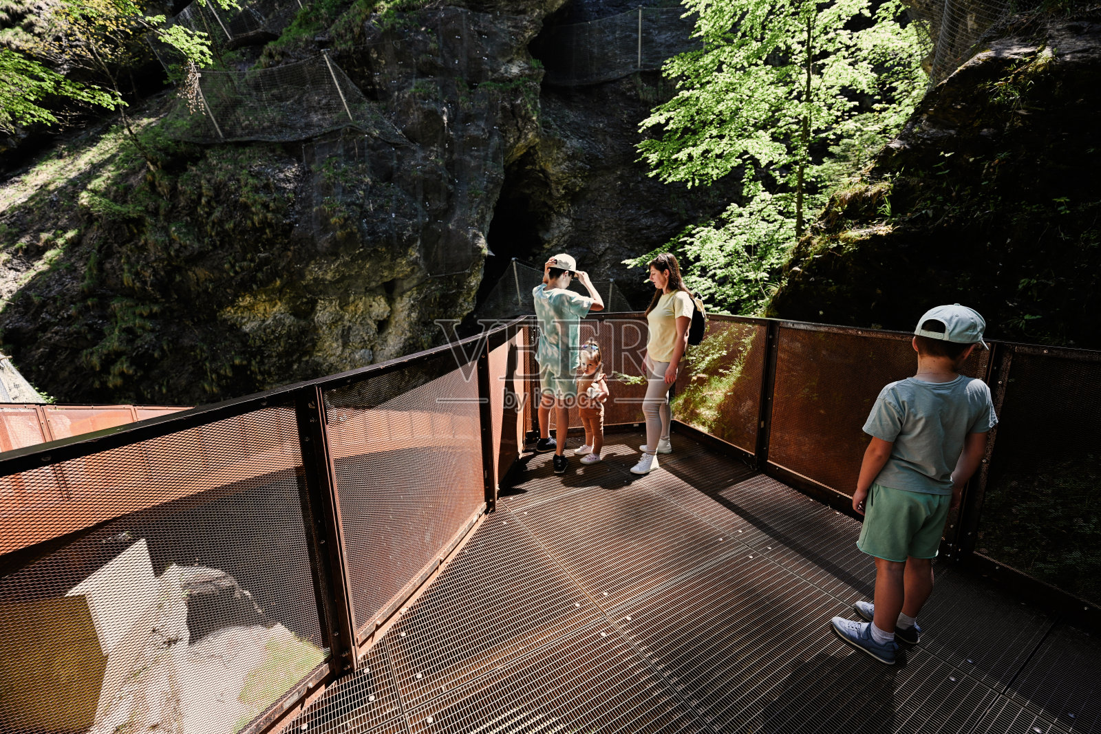 奥地利列支敦士登峡谷，母亲带着孩子站在金属楼梯上。照片摄影图片