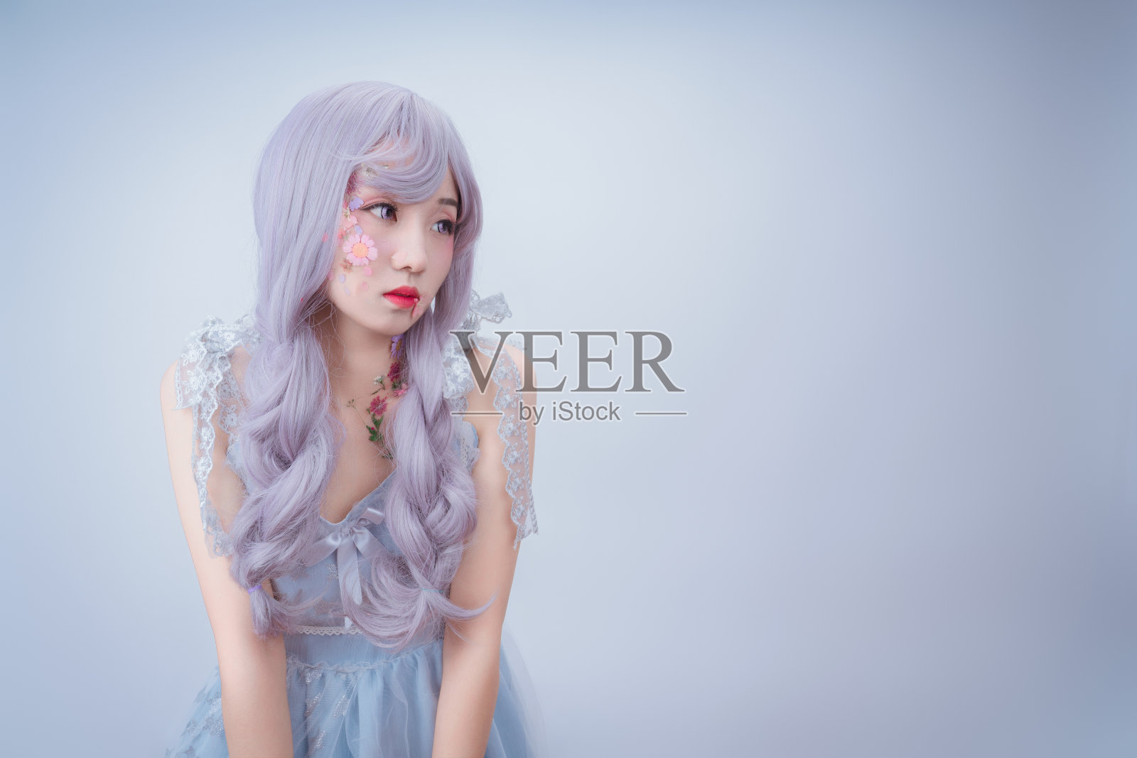 一个身上有花瓣的女孩照片摄影图片