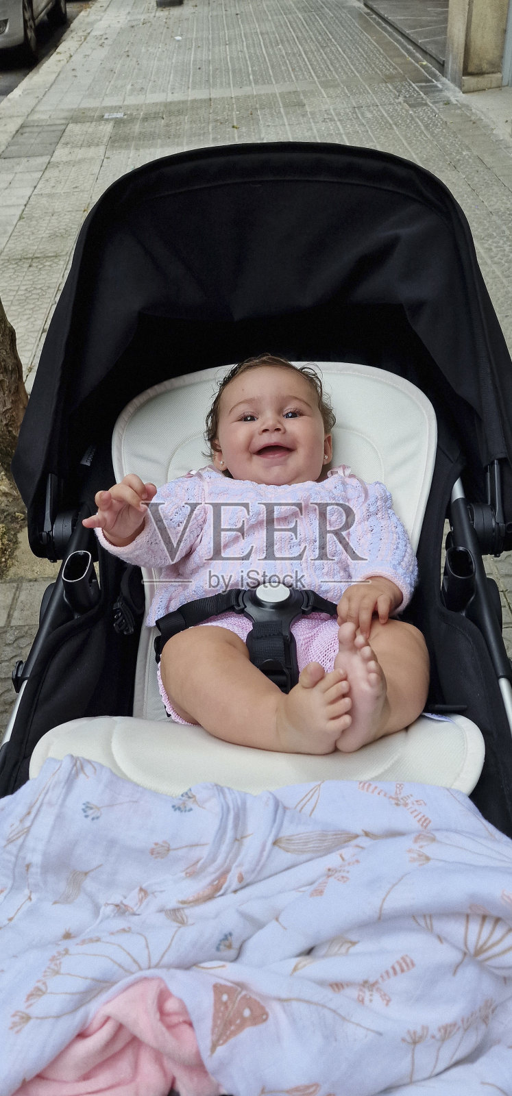 5个月大的婴儿在婴儿车里快乐照片摄影图片