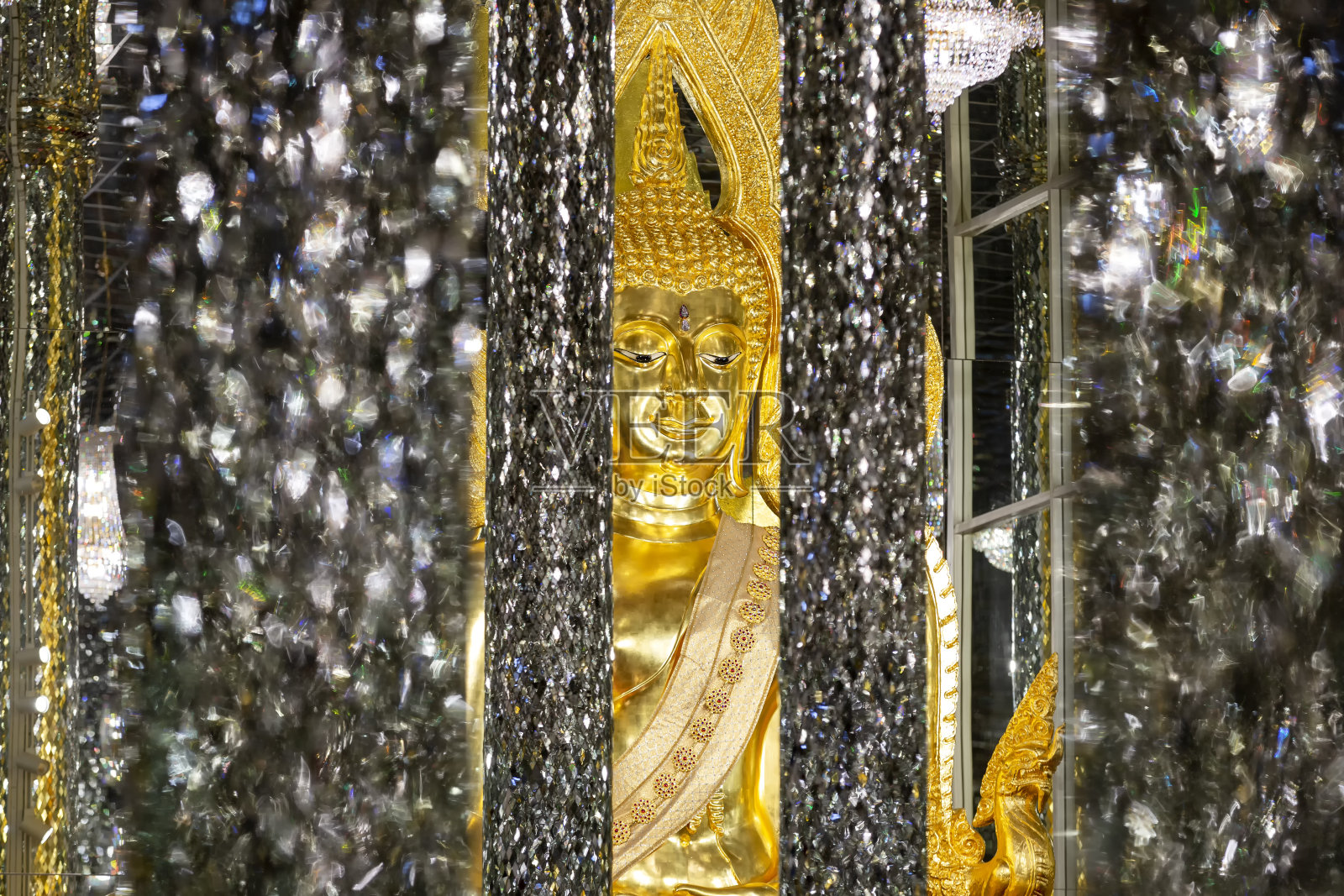水晶庙里的金色佛像照片摄影图片