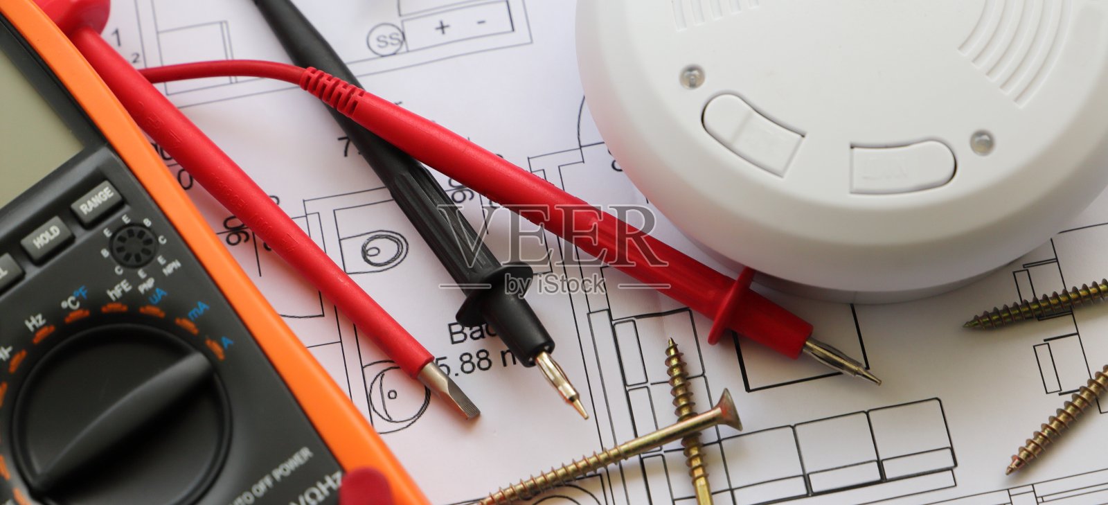 将安装烟雾探测器照片摄影图片