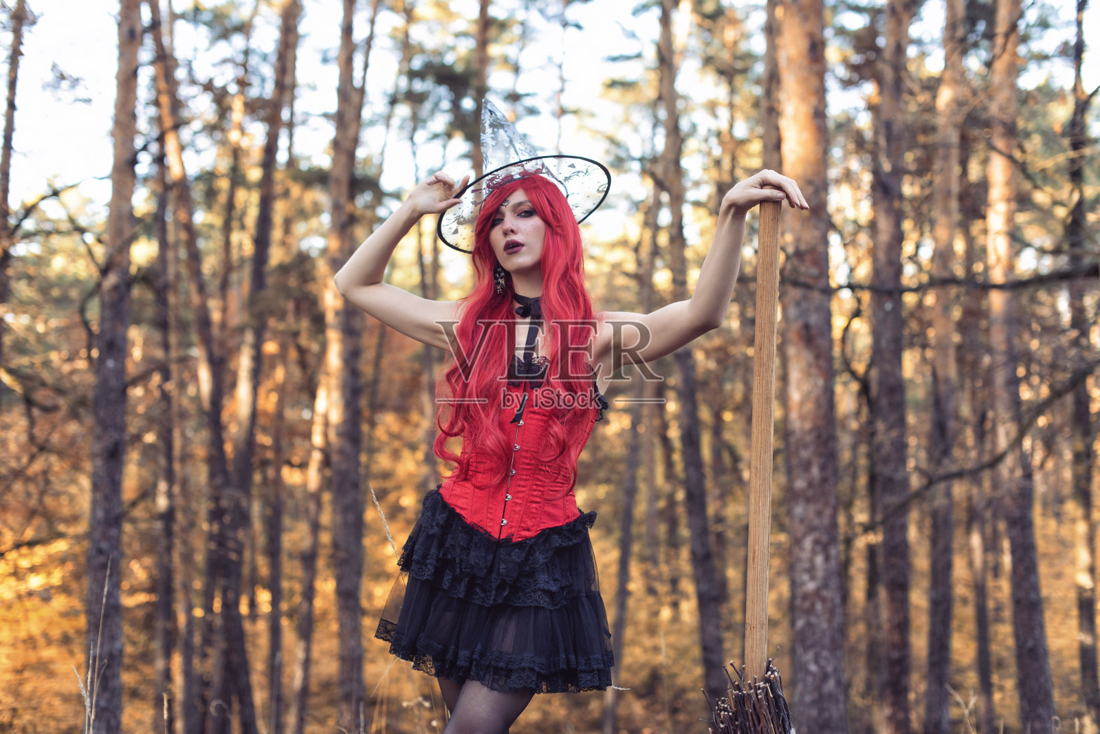 秋天森林里的年轻女巫照片摄影图片